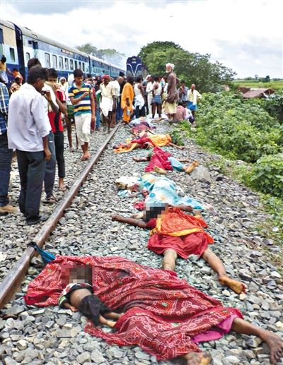 19日，事故現(xiàn)場(chǎng)遇難者的遺體。