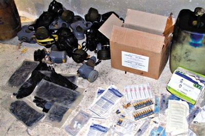 24日，敘利亞政府對外展示在大馬士革朱巴爾區(qū)破獲的反對派軍火庫中的化學(xué)制劑。新華社發(fā)