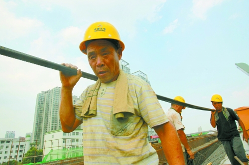 農(nóng)民工工作辛苦，權(quán)益理應(yīng)有保障。