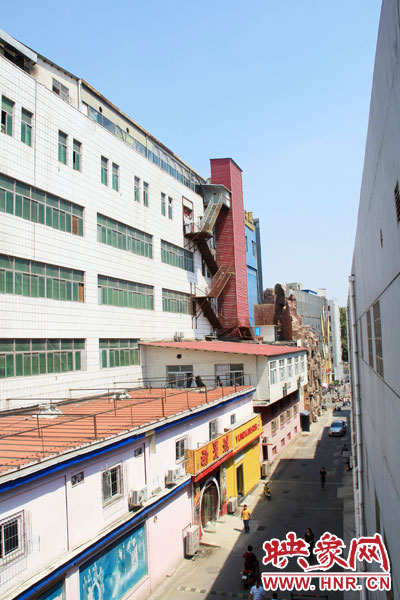 該家具賣場(chǎng)共6層樓，第7層建筑與其他樓層風(fēng)格迥然不同，有明顯后期加蓋痕跡