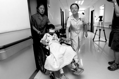 昨天，斌斌被推出病房，準(zhǔn)備換藥。記者 譚青/攝