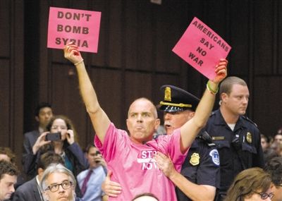 3日，美參議院外委會舉行敘利亞問題聽證會，民眾在現(xiàn)場示威，抗議美國軍事干預(yù)敘利亞。