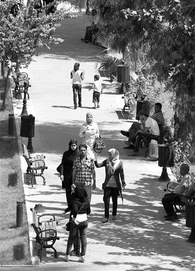 9月5日，敘利亞首都大馬士革，市民在街頭的一處公園內(nèi)散步。