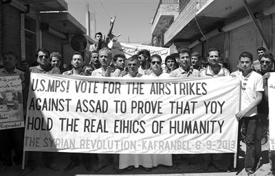 6日，敘利亞西北部的民眾打出橫幅，要求美國對敘動(dòng)武。