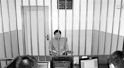 警方審訊犯罪嫌疑人“秦火火”。