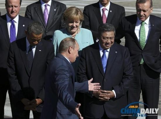 奧巴馬低頭不看普京，普京也閉眼做鬼臉并攤手表無奈。