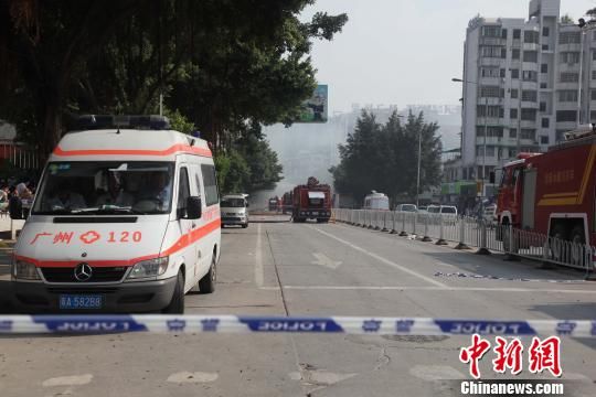 救護(hù)車現(xiàn)場(chǎng)待命?！「邩s權(quán)　攝