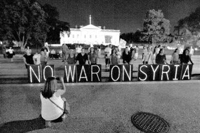 10日，華盛頓，美國(guó)反戰(zhàn)民眾在白宮前抗議對(duì)敘動(dòng)武。