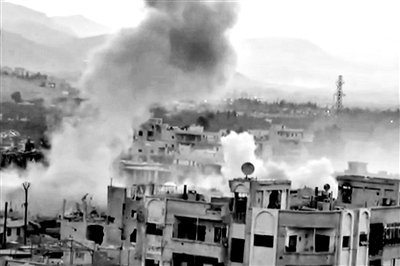 　10日公布的視頻顯示，敘利亞大馬士革地區(qū)，樓房遭重型火炮襲擊，現(xiàn)場(chǎng)濃煙滾滾。