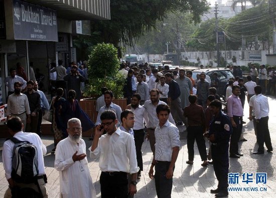 9月24日，在巴基斯坦南部城市卡拉奇，地震發(fā)生后人們跑到街上躲避。