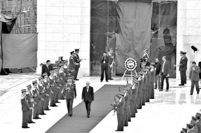 2012年11月27日，開棺檢驗(yàn)阿拉法特尸骨后，巴方為其舉辦重新安葬儀式。