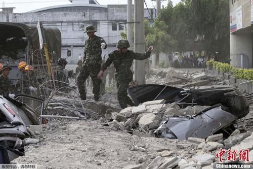 10月15日，菲律賓中部地區(qū)發(fā)生7.2級地震，災(zāi)情持續(xù)擴(kuò)大，菲官方稱地震已造成宿務(wù)、保和等省份數(shù)十人遇難，數(shù)百人受傷，大批建筑物受損。圖為菲律賓軍方在搜救被困者。