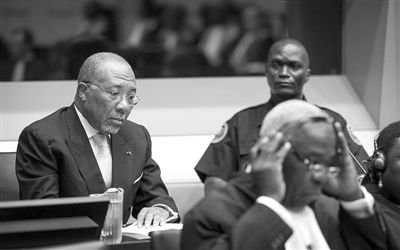 9月26日，荷蘭海牙，利比里亞前總統(tǒng)查爾斯·泰勒在法庭接受審判。