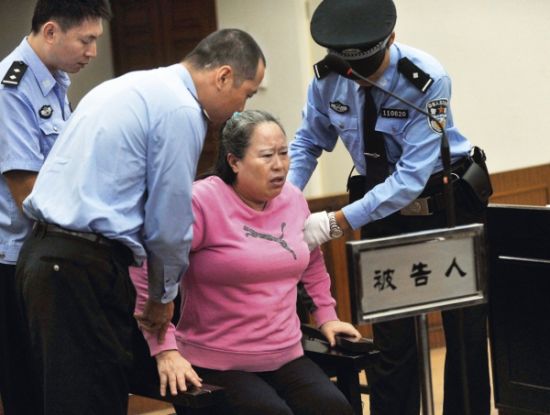 9月24日，在公訴人宣讀起訴書時(shí)，丁書苗因身體不停顫抖一度站立不穩(wěn)，被法警扶住