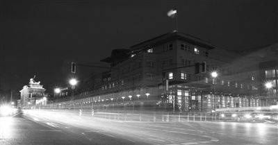 美國(guó)駐德國(guó)大使館夜景，這里被懷疑設(shè)有監(jiān)聽站。