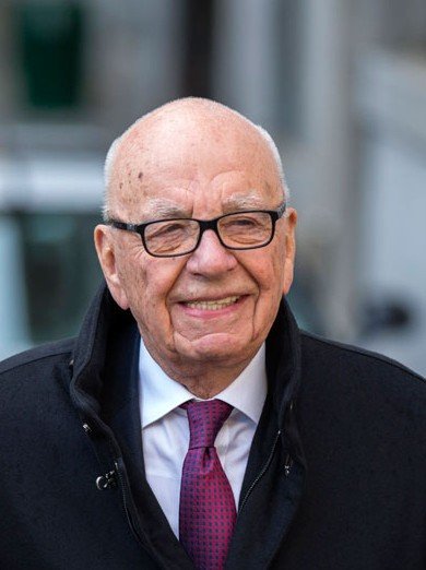 20日，從最高法院出來，默多克一臉輕松。路透社