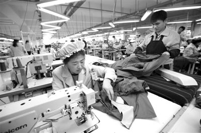 12月19日，朝鮮工人在開(kāi)城工業(yè)園區(qū)工作。當(dāng)日，由二十國(guó)集團(tuán)（G20）的經(jīng)濟(jì)官員、國(guó)際金融組織相關(guān)負(fù)責(zé)人以及各國(guó)記者等組成的國(guó)際代表團(tuán)訪問(wèn)工業(yè)園區(qū)。今年4月朝鮮單方面關(guān)閉開(kāi)城工業(yè)園，9月才宣布重開(kāi)。新華社發(fā)