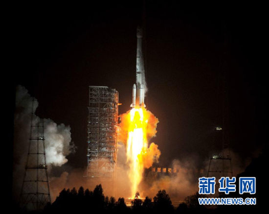 12月21日,載有玻利維亞通信衛(wèi)星的長征三號乙運載火箭點火發(fā)射。當日零時42分,我國在西昌衛(wèi)星發(fā)射中心用長征三號乙運載火箭,成功將玻利維亞通信衛(wèi)星發(fā)射升空,衛(wèi)星順利進入預定軌道。玻利維亞通信衛(wèi)星是該國擁有的第一顆衛(wèi)星。新華社記者 燕雁 攝