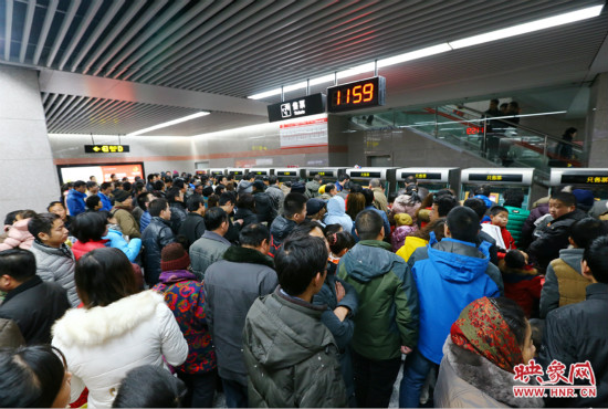 11點59分，紫金山地鐵站售票機前擠滿了買票的市民，場面如同春運
