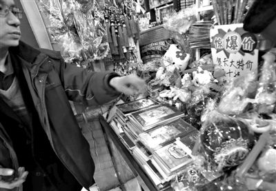 12月27日，世紀天鼎購物廣場的一位商戶表示，今年的賀卡明顯沒有前幾年好賣。新京報記者 王貴彬 攝