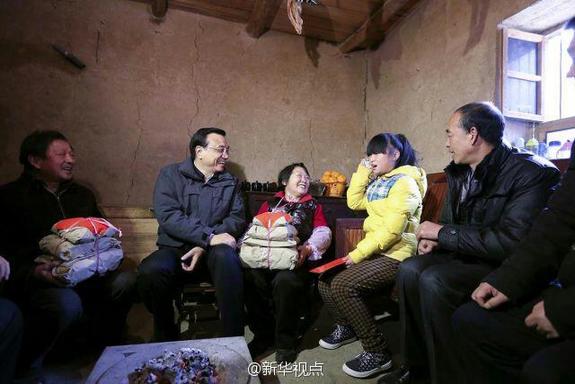 27日，李克強到安康旬陽金坡村看望留守兒童。