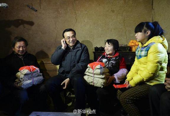 27日，李克強到安康旬陽金坡村看望留守兒童。