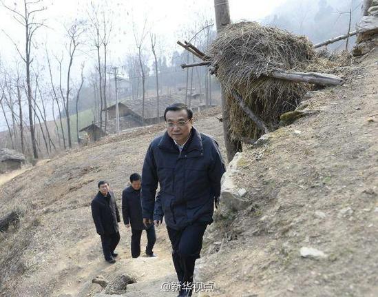 27日，李克強到安康旬陽金坡村看望留守兒童。