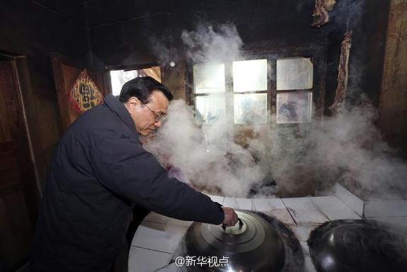 27日，李克強到安康旬陽金坡村看望留守兒童。