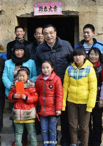 27日，李克強到安康旬陽金坡村看望留守兒童。