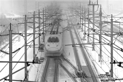 昨日，由武漢始發(fā)到北京G508次高鐵沿途被大雪覆蓋，列車廣播告知受降雪天氣影響，為確保行車安全降速運(yùn)行，預(yù)計(jì)晚點(diǎn)1小時(shí)10分鐘。圖/CFP