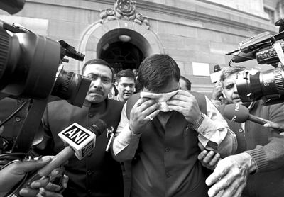 13日，印度議會(huì)下院開(kāi)會(huì)時(shí)發(fā)生混亂，議員打作一團(tuán)，甚至有議員噴辣椒噴霧，致使不少議員呼吸困難，倉(cāng)促離