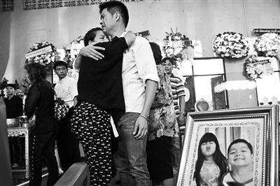 2月24日，泰國曼谷，民眾為在手榴彈襲擊中遇難的兩名兒童舉行葬禮，兩名兒童為姐弟二人，姐姐6歲，弟弟4歲