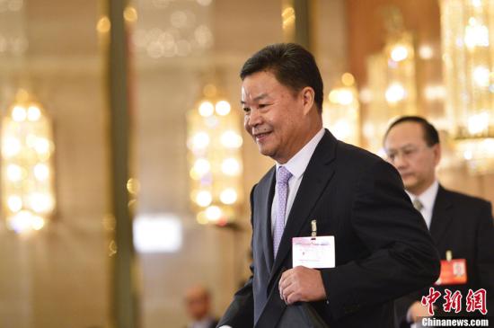 呂新華向中外媒體介紹本次大會有關情況并回答記者提問。中新社發(fā) 廖攀 攝