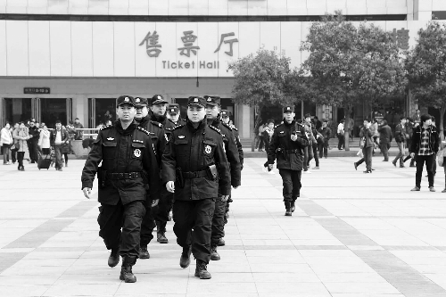 3月2日，鄭州市特警加強對人員密集場所的武裝巡邏。