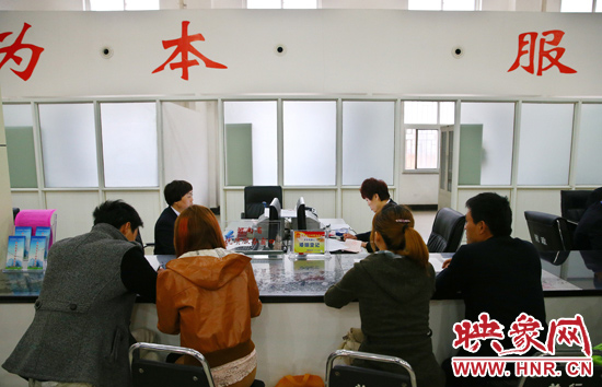 在陽光大廈一樓大廳內(nèi)，分布著人社局、民政局等與群眾利益相關(guān)的民生服務(wù)窗口。