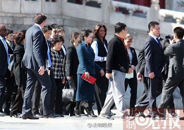 　　3月21日上午，美國總統(tǒng)夫人米歇爾參觀故宮，彭麗媛陪同。彭麗媛一身湖藍色裙裝，米歇爾黑白色職業(yè)裝