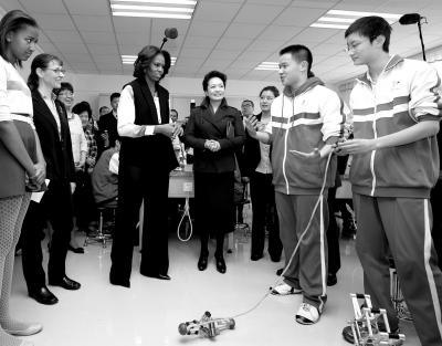 昨天上午，彭麗媛與米歇爾共同參觀北師大二附中，觀看學(xué)生們演示自己設(shè)計(jì)制作的幾何機(jī)器人。