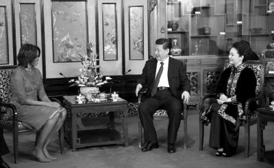 昨晚，國家主席習(xí)近平和夫人彭麗媛在北京釣魚臺(tái)國賓館會(huì)見美國總統(tǒng)奧巴馬夫人米歇爾。