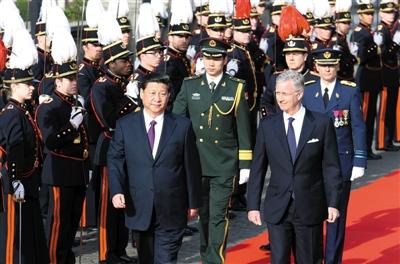 30日，習(xí)近平在會(huì)見比利時(shí)國(guó)王菲利普前，出席菲利普國(guó)王在王宮廣場(chǎng)舉行的隆重歡迎儀式。新華社發(fā)