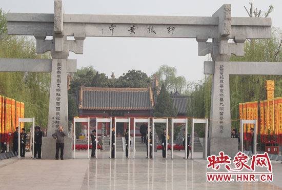 大典入口安檢嚴(yán)格。