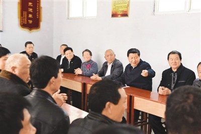 3月17日，習(xí)近平在河南省蘭考縣東壩頭鄉(xiāng)張莊村村委會(huì)與干部群眾座談，聽(tīng)取意見(jiàn)和建議。