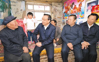3月27日，李克強(qiáng)在內(nèi)蒙古自治區(qū)翁牛特旗橋頭鎮(zhèn)太平莊村看望貧困戶。