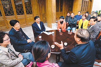 3月23日，劉云山在陜西省咸陽(yáng)市禮泉縣煙霞鎮(zhèn)袁家村與基層干部群眾座談，聽(tīng)取對(duì)教育實(shí)踐活動(dòng)的意見(jiàn)建議。