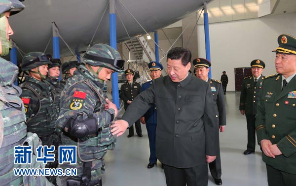 這是習(xí)近平同特戰(zhàn)隊(duì)員親切交談，詳細(xì)詢(xún)問(wèn)他們的教學(xué)訓(xùn)練和生活情況。