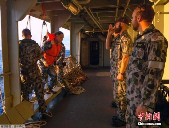 　據澳大利亞海軍4月11日發(fā)布的圖片顯示，中澳海軍海上聯合搜尋失聯客機。據悉，澳大利亞總理當天表示，澳方執(zhí)行搜尋失聯客機任務的搜救人員已獲知黑匣子的大致位置。