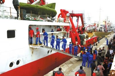  4月8日，“科學(xué)號(hào)”科學(xué)考察船從青島市中苑碼頭啟航，赴沖繩海槽區(qū)域進(jìn)行科學(xué)考察。圖/CFP