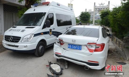  4月28日，福建省福州市閩侯縣發(fā)生一起惡性駕車撞人事件，圖為被撞車輛損毀嚴(yán)重。經(jīng)初查，該肇事男子叫林某新（漢族，37歲，福州長(zhǎng)樂人），因婚姻問題，情緒失控，駕車從閩侯縣青口鎮(zhèn)往尚干鎮(zhèn)方向，沿奔馳大道行駛，連續(xù)撞人。中新社發(fā) 劉可耕 攝