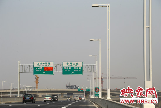 市民可通過北三環(huán)快速路高架橋直達(dá)東區(qū)。