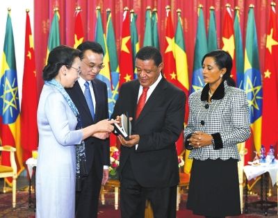 李克強(qiáng)總理與夫人程虹當(dāng)?shù)貢r(shí)間6日上午同埃塞總統(tǒng)穆拉圖夫婦在國(guó)家宮會(huì)見(jiàn)。會(huì)見(jiàn)后，程虹將自己的著作和譯著贈(zèng)送給姆拉圖總統(tǒng)夫婦。