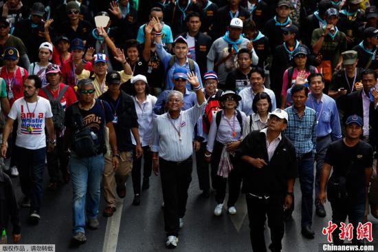 5月9日，泰國反政府示威者在素帖（中）的領導下在曼谷市中心游行。